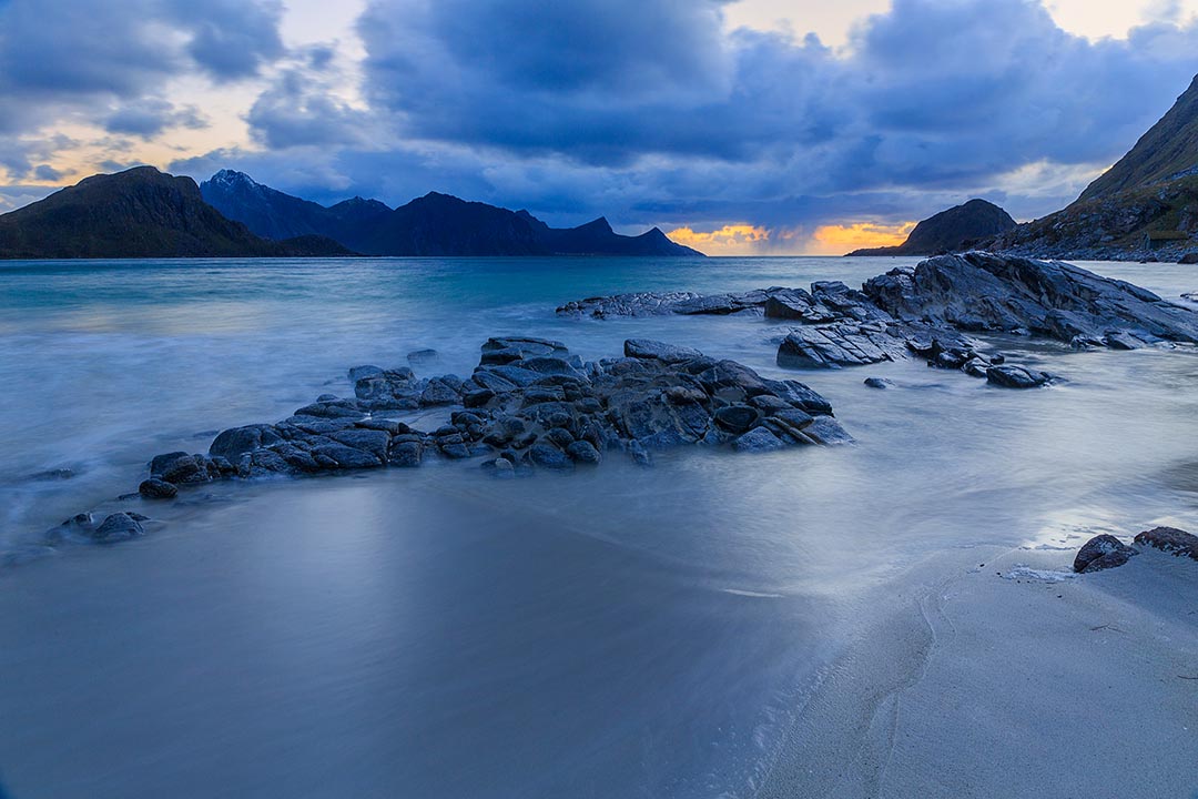 Роскошные пейзажи Норвегии - Страница 6 Lofoten-Haukland-night-blue